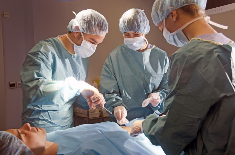 男性器の包皮を切除する手術のメリット・適応・手術方法を解説
